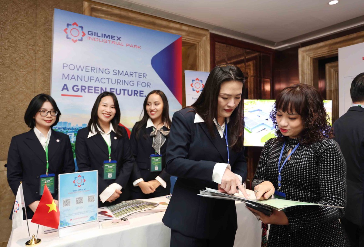 Tại khu vực triển lãm các doanh nghiệp giao lưu kết nối.