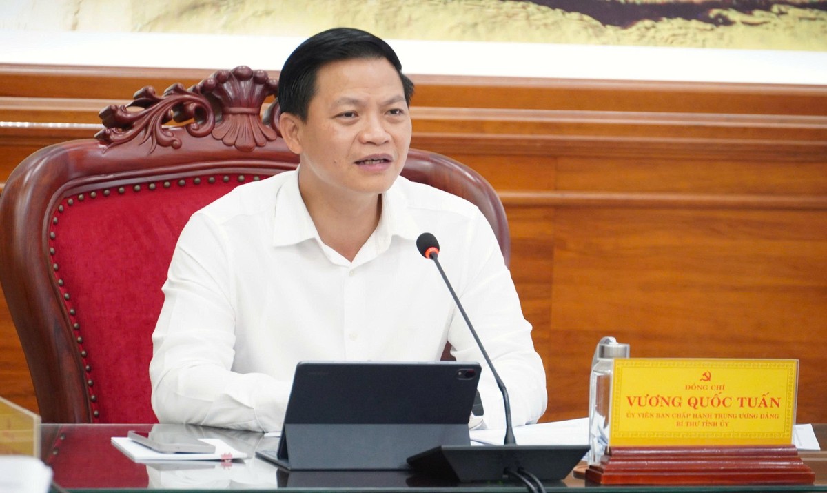 Bí thư Tỉnh ủy Quảng Trị Vương Quốc Tuấn phát biểu chỉ đạo cuộc họp.