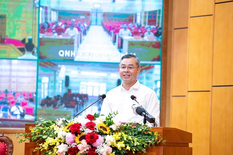 Đồng chí Ngô Văn Tuấn, Ủy viên Trung ương Đảng, Bộ trưởng Bộ Tài chính, phát biểu tại hội nghị tiếp xúc cử tri. Ảnh Đức Thanh