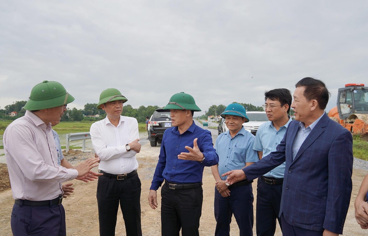 Phó Chủ tịch UBND tỉnh Quảng Trị Lê Văn Bảo (thứ ba từ trái ảnh) kiểm tra nền đường hai đầu cầu của dự án. Ảnh: Đặng Hà Phó Chủ tịch UBND tỉnh Quảng Trị Lê Văn Bảo (thứ ba từ trái ảnh) kiểm tra nền đường hai đầu cầu của dự án. Ảnh: Đặng Hà