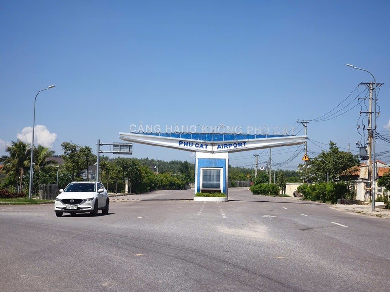 Gia Lai đang khẩn trương chuẩn bị cơ sở vật chất, điều kiện để đón khách du lịch quốc tế thông qua các chuyến bay quốc tế không thường lệ (charter) đến Cảng hàng không Phù Cát. Gia Lai đang khẩn trương chuẩn bị cơ sở vật chất, điều kiện để đón khách du lịch quốc tế thông qua các chuyến bay quốc tế không thường lệ (charter) đến Cảng hàng không Phù Cát.