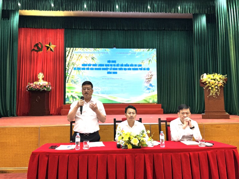 Ông Lê Xuân Dũng, Phó Chủ tịch UBND xã Sóc Sơn trao đổi thông tin tại hội nghị.