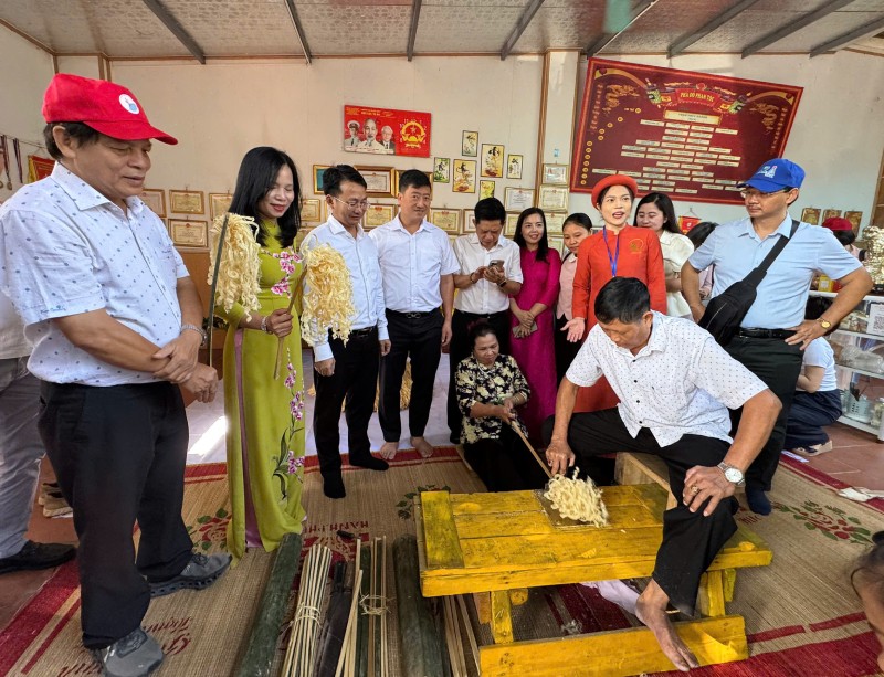 Đoàn khảo sát tìm hiểu quy trình sản xuất giò hoa tre tại Cơ sở làm giò hoa tre Phạm Văn Thanh, gợi mở hướng phát triển sản phẩm du lịch trải nghiệm gắn với nghề truyền thống.