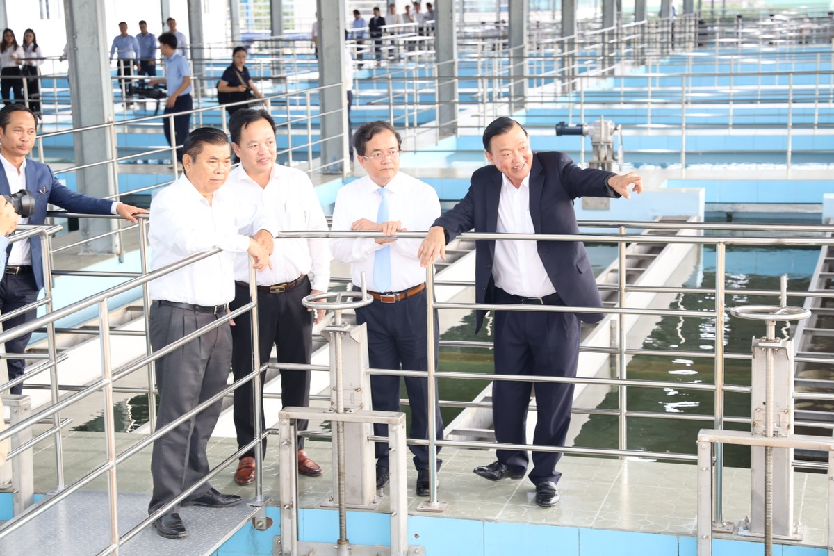 Ông Nguyễn Văn Thiền hướng dẫn khách tham quan tại Biwase Long an