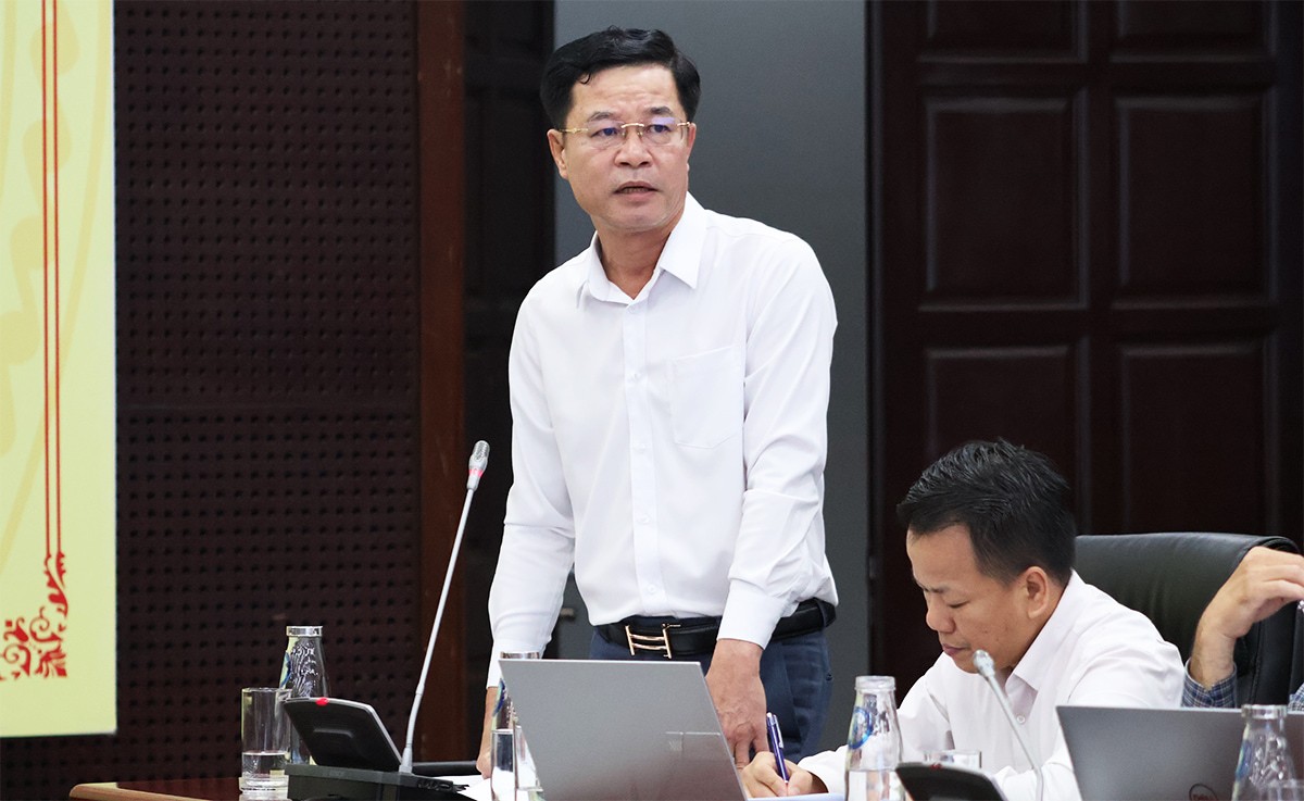 Giám đốc Trung tâm Phát triển quỹ đất thành phố Đà Nẵng Võ Nguyên Chương báo cáo tại buổi làm việc. Ảnh: Ngô Huyền