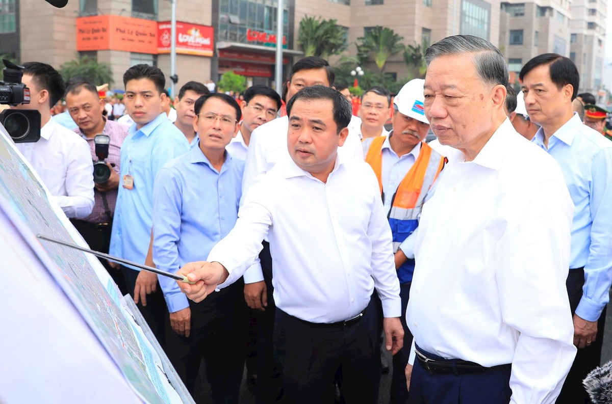 Tổng Bí thư, Chủ tịch nước Tô Lâm kiểm tra việc thực hiện dự án đường Vành đai 2,5 qua địa bàn phường Cầu Giấy. Ảnh Quang Thái Tổng Bí thư, Chủ tịch nước Tô Lâm kiểm tra việc thực hiện dự án đường Vành đai 2,5 qua địa bàn phường Cầu Giấy. Ảnh Quang Thái