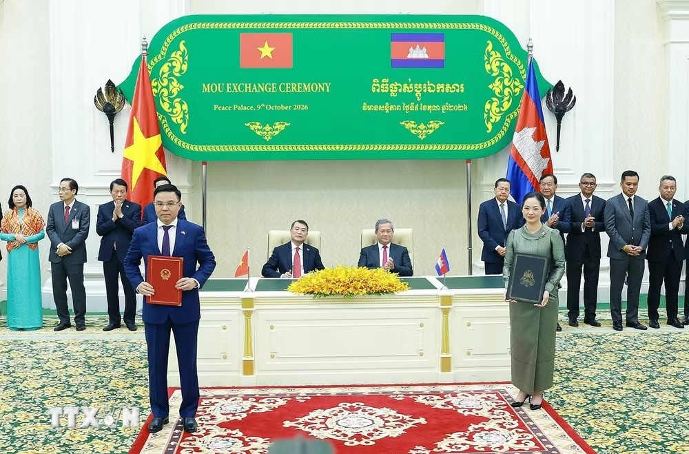 Thủ tướng Lê Minh Hưng và Thủ tướng Campuchia Hun Manet chứng kiến trao Bản ghi nhớ về thành lập Ủy ban hỗn hợp về thương mại giữa Chính phủ hai nước bàn thỏa thuận thúc đẩy thương mại song phương giữa Chính phủ Việt Nam và Chính phủ Campuchia. (Ảnh: Dương Giang/TTXVN) Thủ tướng Lê Minh Hưng và Thủ tướng Campuchia Hun Manet chứng kiến trao Bản ghi nhớ về thành lập Ủy ban hỗn hợp về thương mại giữa Chính phủ hai nước bàn thỏa thuận thúc đẩy thương mại song phương giữa Chính phủ Việt Nam và Chính phủ Campuchia. (Ảnh: Dương Giang/TTXVN)