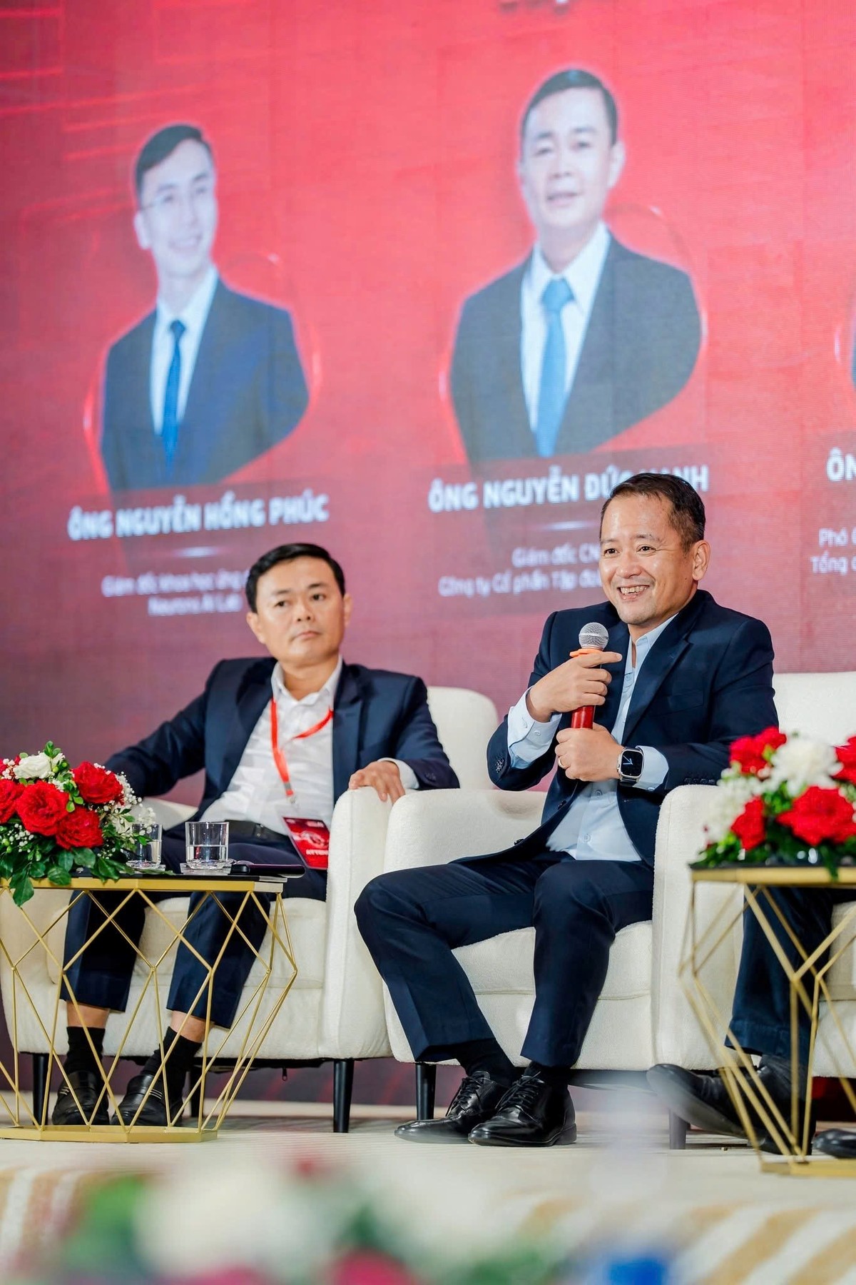 Ông Nguyễn Chí Nhân, Phó Giám đốc Trung tâm Khách hàng Doanh nghiệp, Viettel Solutions (người cầm micro) phát biểu tại hội thảo.