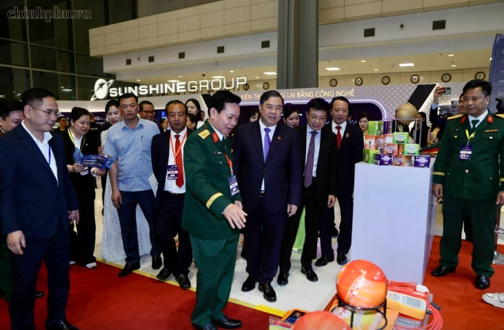 Phó Thủ tướng Thường trực tham quan các gian hàng - Ảnh: chinhphu.vn Phó Thủ tướng Thường trực tham quan các gian hàng - Ảnh: chinhphu.vn