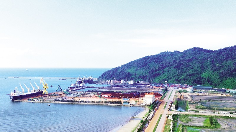 Nền kinh tế Việt Nam được chuyên gia quốc tế đánh giá là đang phát triển vững chắc. Trong ảnh: Xuất khẩu tại cảng Chân Mây (KKT Chân Mây - Lăng Cô). Ảnh: Lê Toàn Nền kinh tế Việt Nam được chuyên gia quốc tế đánh giá là đang phát triển vững chắc. Trong ảnh: Xuất khẩu tại cảng Chân Mây (KKT Chân Mây - Lăng Cô). Ảnh: Lê Toàn