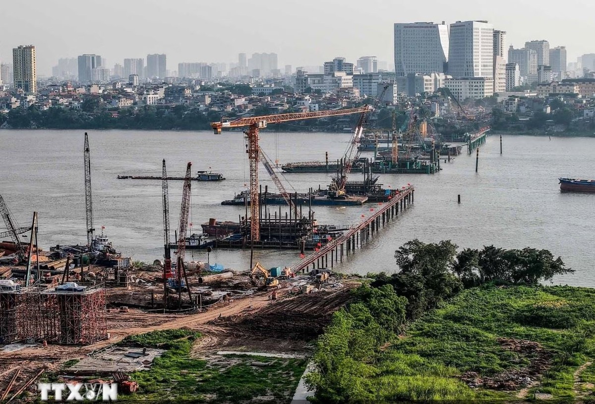 Công trường dự án xây dựng cầu Trần Hưng Đạo - công trình giao thông trọng điểm kết nối khu vực trung tâm với phía Đông thành phố. (Ảnh: Phạm Tuấn Anh/TTXVN)