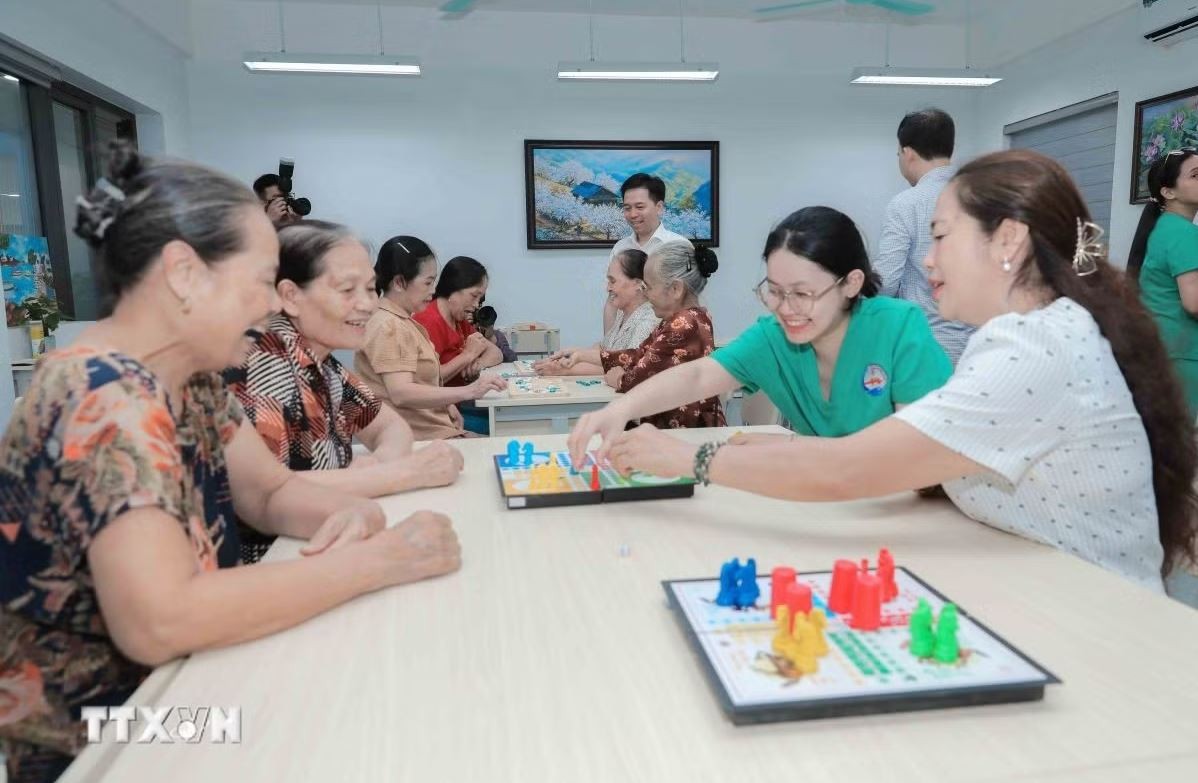 Cơ sở dưỡng lão bán trú công lập đầu tiên tại Hà Nội tại phường Long Biên, tạo môi trường chăm sóc chuyên nghiệp, an toàn cho người cao tuổi, đồng thời giúp duy trì sự gắn kết giữa các thành viên trong gia đình. (Ảnh: Phan Phương/TTXVN)
