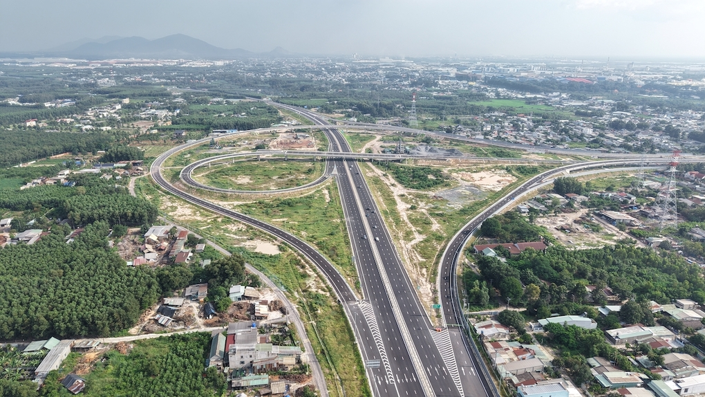 Khải Hoàn Prime hưởng lợi lớn từ hệ thống hạ tầng đang phát triển của khu Nam. Trong ảnh là cao tốc Bến Lức – Long Thành vừa thông xe toàn tuyến, rút ngắn thời gian từ Khải Hoàn Prime đến sân bay Long Thành còn khoảng 30 phút và đến Vũng Tàu khoảng 60 phút. Khải Hoàn Prime hưởng lợi lớn từ hệ thống hạ tầng đang phát triển của khu Nam. Trong ảnh là cao tốc Bến Lức – Long Thành vừa thông xe toàn tuyến, rút ngắn thời gian từ Khải Hoàn Prime đến sân bay Long Thành còn khoảng 30 phút và đến Vũng Tàu khoảng 60 phút.