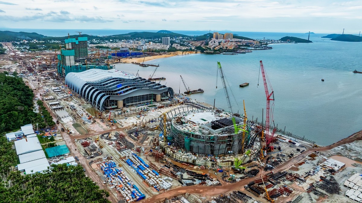 LRT giúp rút ngắn hành trình từ sân bay đến khu vực tổ chức APEC tại Nam đảo chỉ còn 20 phút. Ảnh: Ánh Dương.