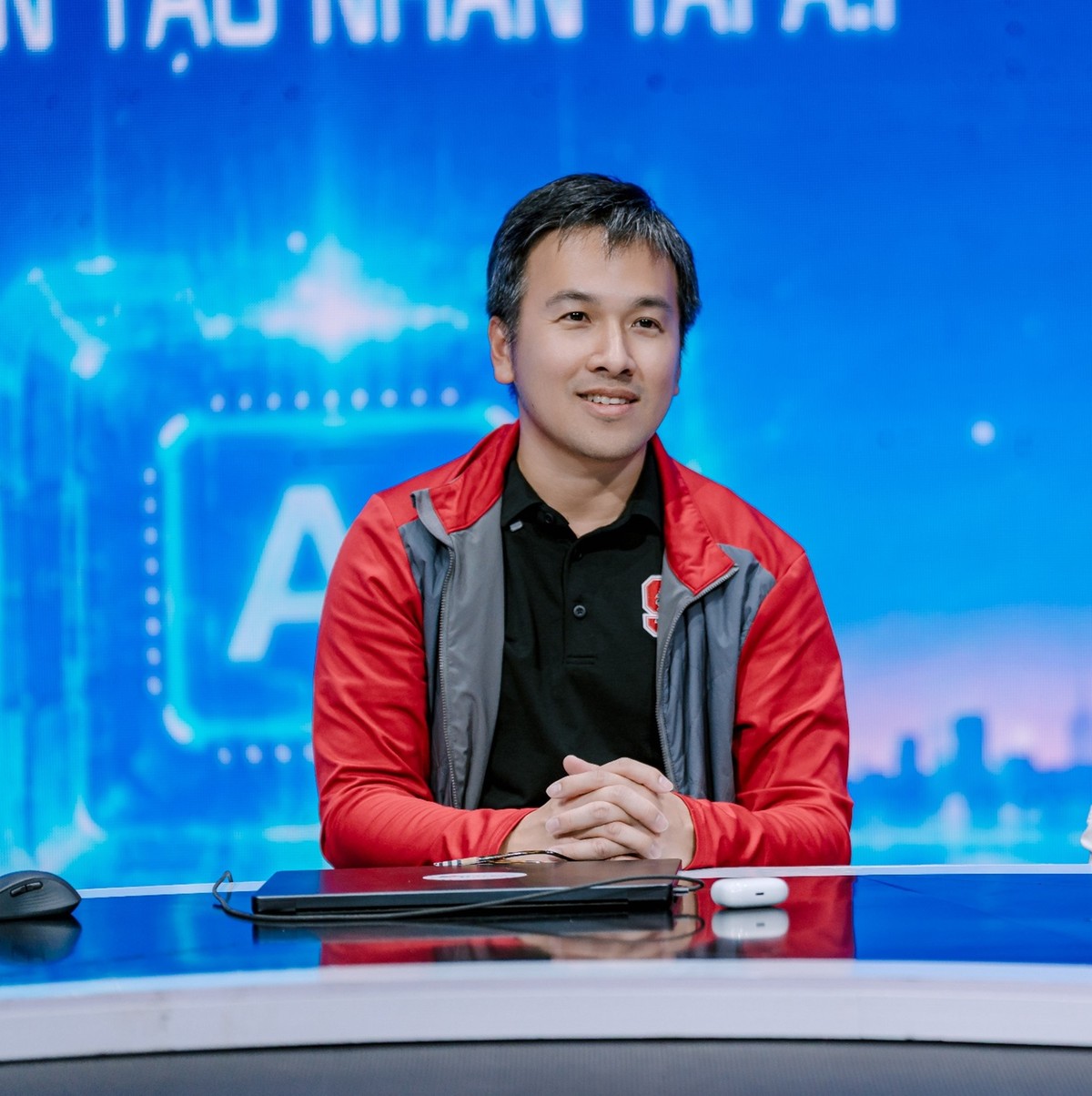 TS. Lương Minh Thắng, Nhà nghiên cứu cấp cao tại Google, Thành viên Hội đồng Cố vấn, truyền cảm hứng tới các đội thi AI Thực chiến mùa 2. Ảnh: BTC.