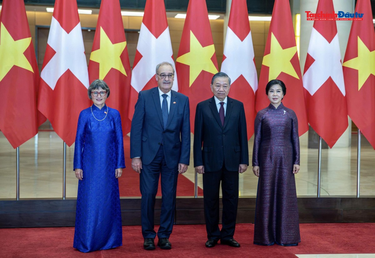 Tổng Bí thư, Chủ tịch nước Tô Lâm và Phu nhân Ngô Phương Ly cùng Tổng thống Thụy Sĩ Guy Parmelin và Phu nhân Caroline Parmelin chụp ảnh chung. Tổng Bí thư, Chủ tịch nước Tô Lâm và Phu nhân Ngô Phương Ly cùng Tổng thống Thụy Sĩ Guy Parmelin và Phu nhân Caroline Parmelin chụp ảnh chung.