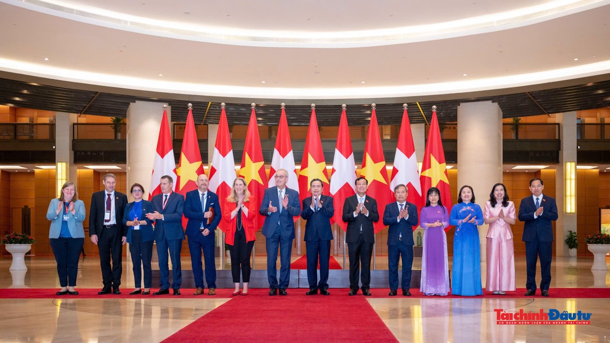 Các đại biểu chụp ảnh chung. Các đại biểu chụp ảnh chung.