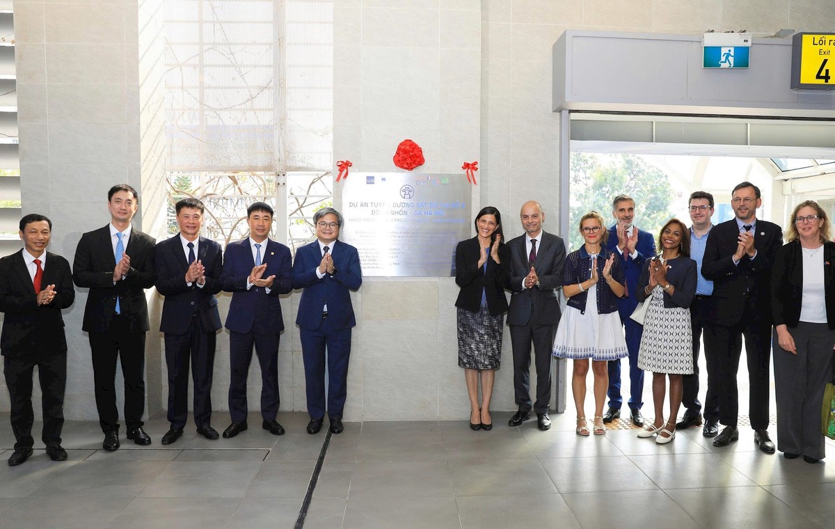 Các đại biểu thực hiện nghi thức gắn biển lưu niệm tuyến đường sắt đô thị số 3, đoạn Nhổn - Ga Hà Nội.