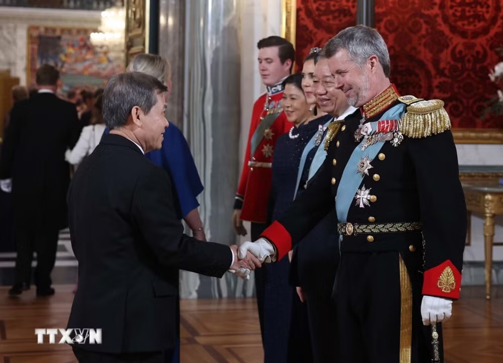 Tổng Bí thư, Chủ tịch nước Tô Lâm và Phu nhân Ngô Phương Ly cùng Nhà Vua Vương quốc Đan Mạch Frederik X, Hoàng hậu Mary và Thái tử Christian với các đại biểu dự chiêu đãi. (Ảnh: Thống Nhất/TTXVN)