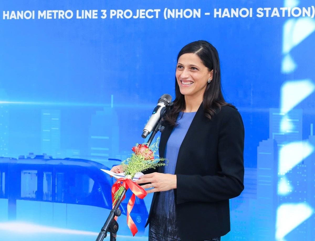 Bà Eléonore Caroit, Bộ trưởng phụ trách các vấn đề Pháp ngữ, Quan hệ đối tác quốc tế và người Pháp ở nước ngoài phát biểu tại buổi lễ.