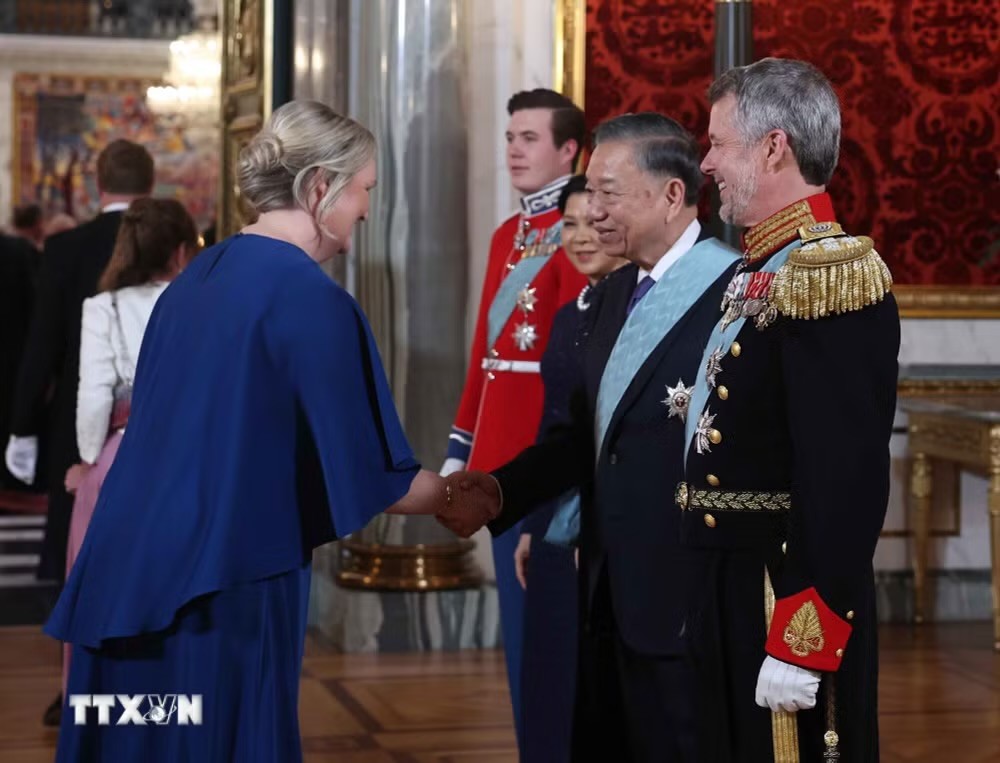 Tổng Bí thư, Chủ tịch nước Tô Lâm và Phu nhân Ngô Phương Ly cùng Nhà Vua Vương quốc Đan Mạch Frederik X, Hoàng hậu Mary và Thái tử Christian với các đại biểu dự chiêu đãi. (Ảnh: Thống Nhất/TTXVN)