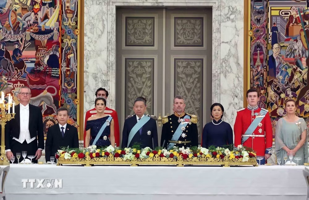 Tổng Bí thư, Chủ tịch nước Tô Lâm và Phu nhân Ngô Phương Ly cùng Nhà Vua Đan Mạch Frederik X và Hoàng hậu và các đại biểu thực hiện nghi lễ chào cờ. (Ảnh: Thống Nhất/TTXVN)