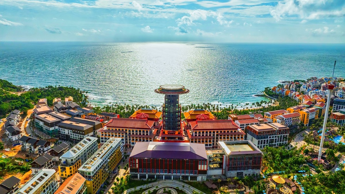 Sự xuất hiện của "tân binh" Rixos Phu Quoc Vietnam tại Hòn Thơm, Phú Quốc hứa hẹn mang đến thêm nhiều lựa chọn nghỉ dưỡng cao cấp cho du khách. Sự xuất hiện của "tân binh" Rixos Phu Quoc Vietnam tại Hòn Thơm, Phú Quốc hứa hẹn mang đến thêm nhiều lựa chọn nghỉ dưỡng cao cấp cho du khách.