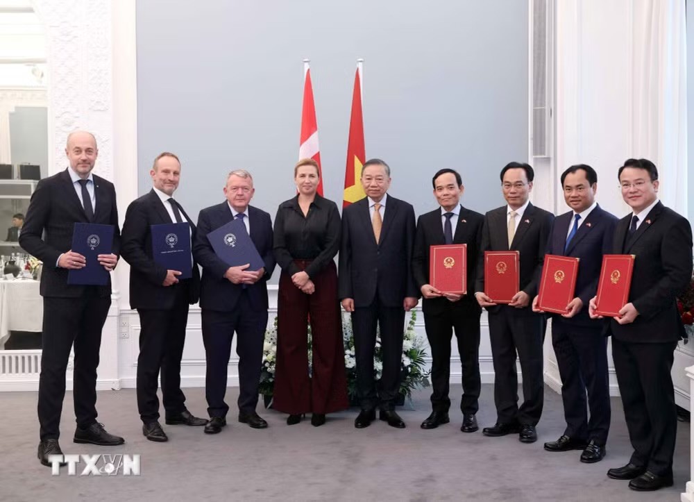 Tổng Bí thư, Chủ tịch nước Tô Lâm và Thủ tướng Đan Mạch Mette Frederiksen chứng kiến lễ trao các văn kiện hợp tác giữa các bộ, ngành, cơ quan và doanh nghiệp hai nước. (Ảnh: Thống Nhất/TTXVN)