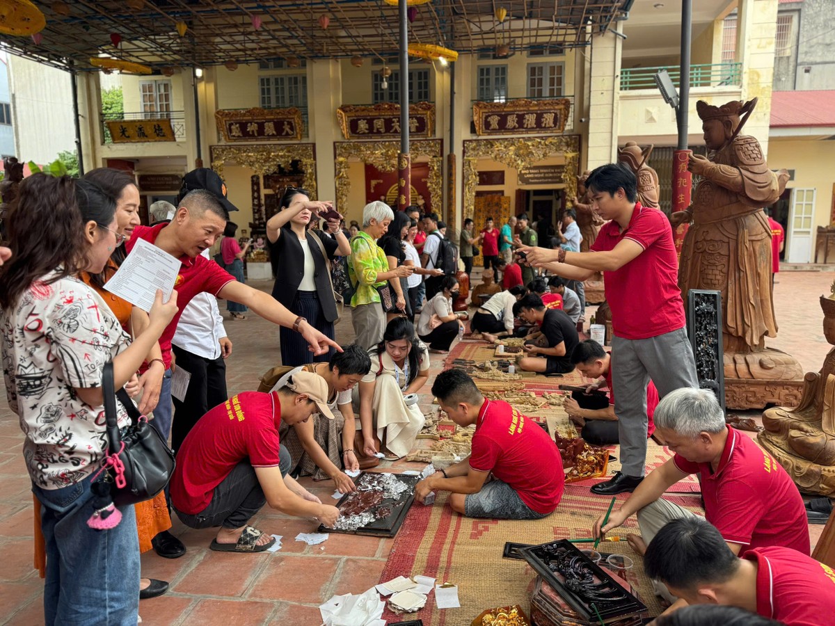 Đoàn đại biểu khảo sát, tìm hiểu, trải nghiệm tại Trung tâm thiết kế sáng tạo Sơn Đồng. Ảnh: Hồ Hạ. Đoàn đại biểu khảo sát, tìm hiểu, trải nghiệm tại Trung tâm thiết kế sáng tạo Sơn Đồng. Ảnh: Hồ Hạ.