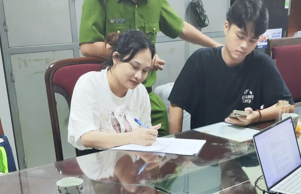 Đối tượng Ngô Thị Thêu bị bắt khi lẩn trốn tại Thái Lan, chuẩn bị xuất cảnh sang Thổ Nhĩ Kỳ. Đối tượng Ngô Thị Thêu bị bắt khi lẩn trốn tại Thái Lan, chuẩn bị xuất cảnh sang Thổ Nhĩ Kỳ.