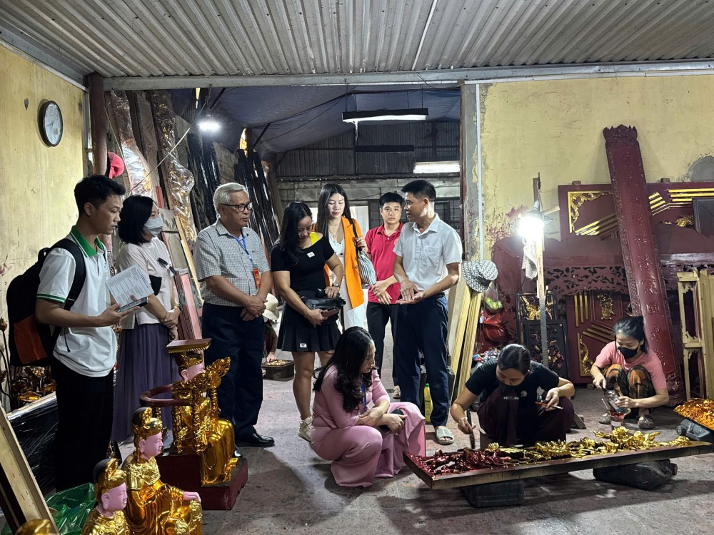 Đoàn đại biểu khảo sát, tìm hiểu tại cơ sở sản xuất của nghệ nhân ưu tú Nguyễn Danh Sơn. Ảnh: Hồ Hạ. Đoàn đại biểu khảo sát, tìm hiểu tại cơ sở sản xuất của nghệ nhân ưu tú Nguyễn Danh Sơn. Ảnh: Hồ Hạ.