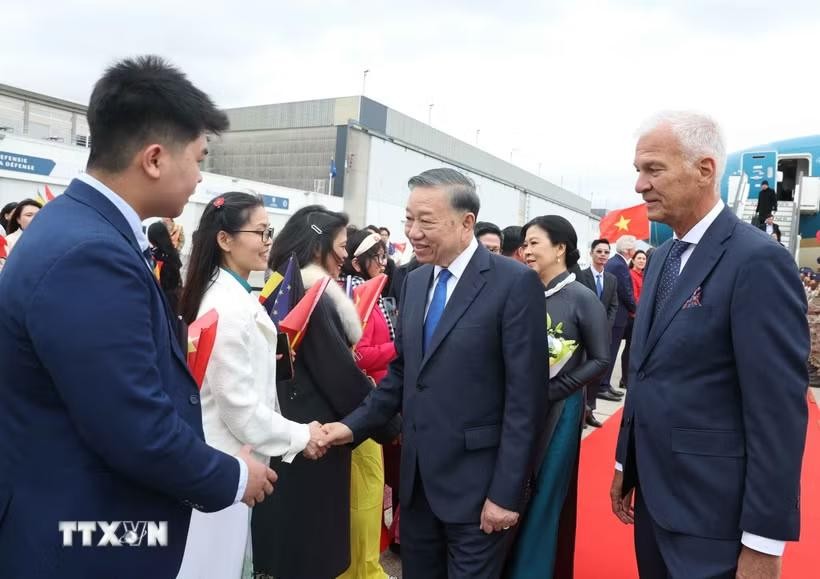 Cán bộ, nhân viên Đại sứ quán và cộng đồng người Việt Nam đón Tổng Bí thư, Chủ tịch nước Tô Lâm và Phu nhân Ngô Phương Ly tại Sân bay quân sự Melsbroek, Brussels. (Ảnh: Thống Nhất/TTXVN) Cán bộ, nhân viên Đại sứ quán và cộng đồng người Việt Nam đón Tổng Bí thư, Chủ tịch nước Tô Lâm và Phu nhân Ngô Phương Ly tại Sân bay quân sự Melsbroek, Brussels. (Ảnh: Thống Nhất/TTXVN)