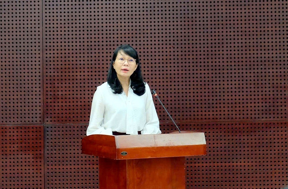 Giám đốc Sở Tài chính Đà Nẵng, bà Trần Thị Thanh Tâm chia sẻ kịch bản tăng trưởng của Thành phố tại buổi họp báo.