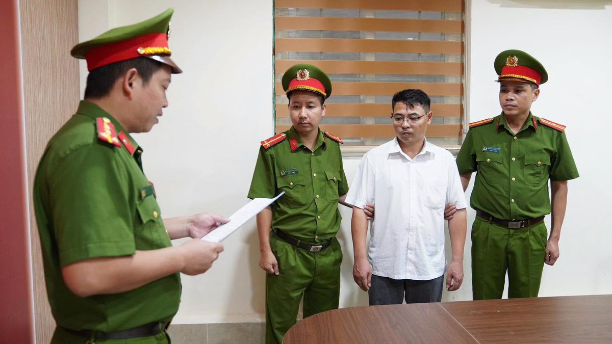 Bị can Bùi Trọng Nghĩa, Phó trưởng phòng Kinh tế xã Hợp Kim. Ảnh: CAPT