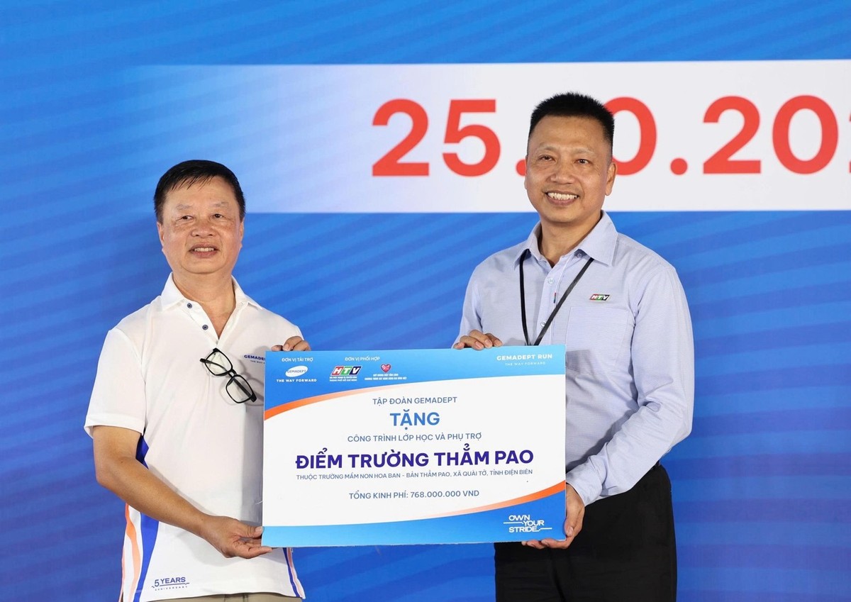 Đại diện Tập đoàn Gemadept tặng công trình lớp học và phụ trợ Điểm trường Thẳm Pao (Trường Mầm non Hoa Ban, tỉnh Điện Biên). Đại diện Tập đoàn Gemadept tặng công trình lớp học và phụ trợ Điểm trường Thẳm Pao (Trường Mầm non Hoa Ban, tỉnh Điện Biên).