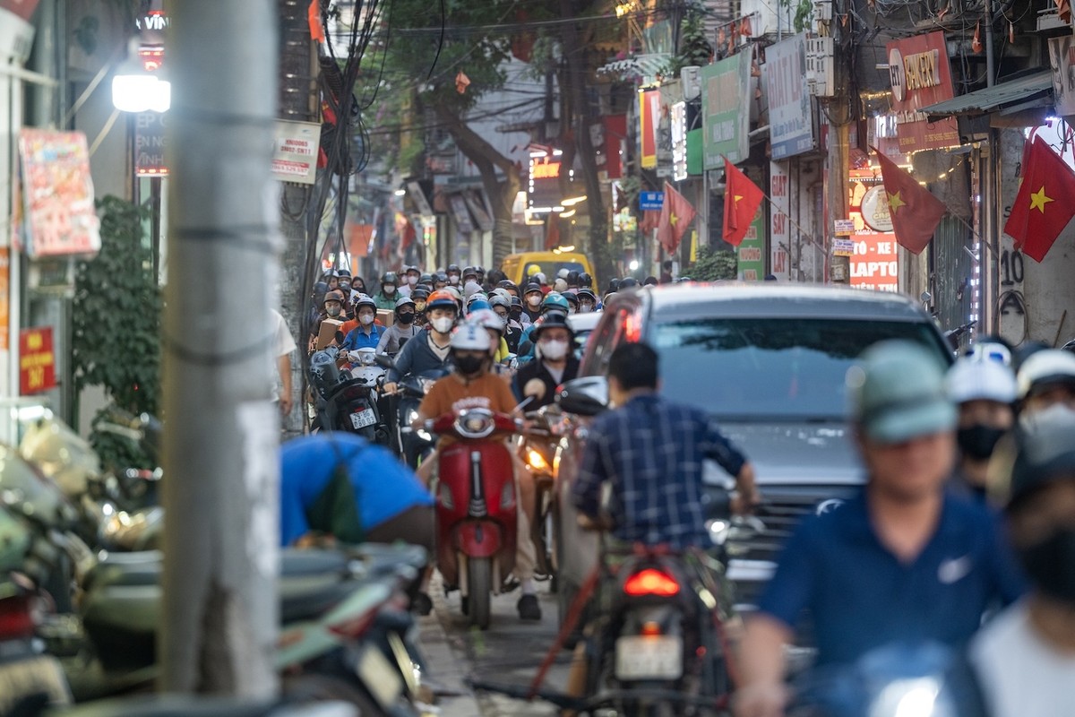 Cảnh ùn tắc giao thông cục bộ trên trục đường chính phường Vĩnh Hưng.