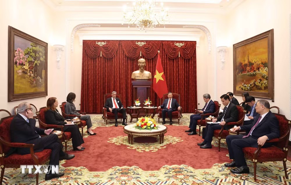 Tổng Bí thư, Chủ tịch nước Tô Lâm tiếp đồng chí Miguel Mejia, Tổng Bí thư Đảng Phong trào Cánh tả Thống nhất (MIU), Bộ trưởng Bộ Chính sách Hội nhập Khu vực của Cộng hòa Dominicana. (Ảnh: Thống Nhất/TTXVN)
