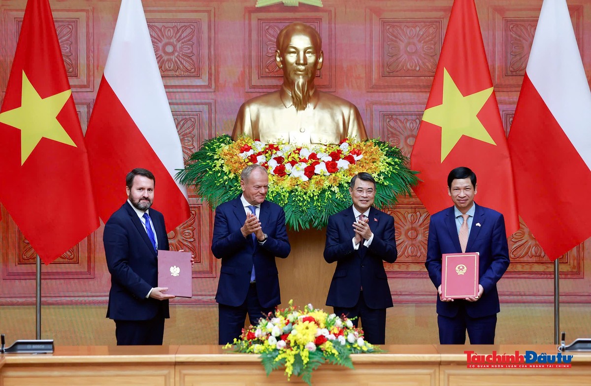Thủ tướng Chính phủ Lê Minh Hưng và Thủ tướng Donald Tusk chứng kiến các đơn vị trao văn kiện hợp tác.