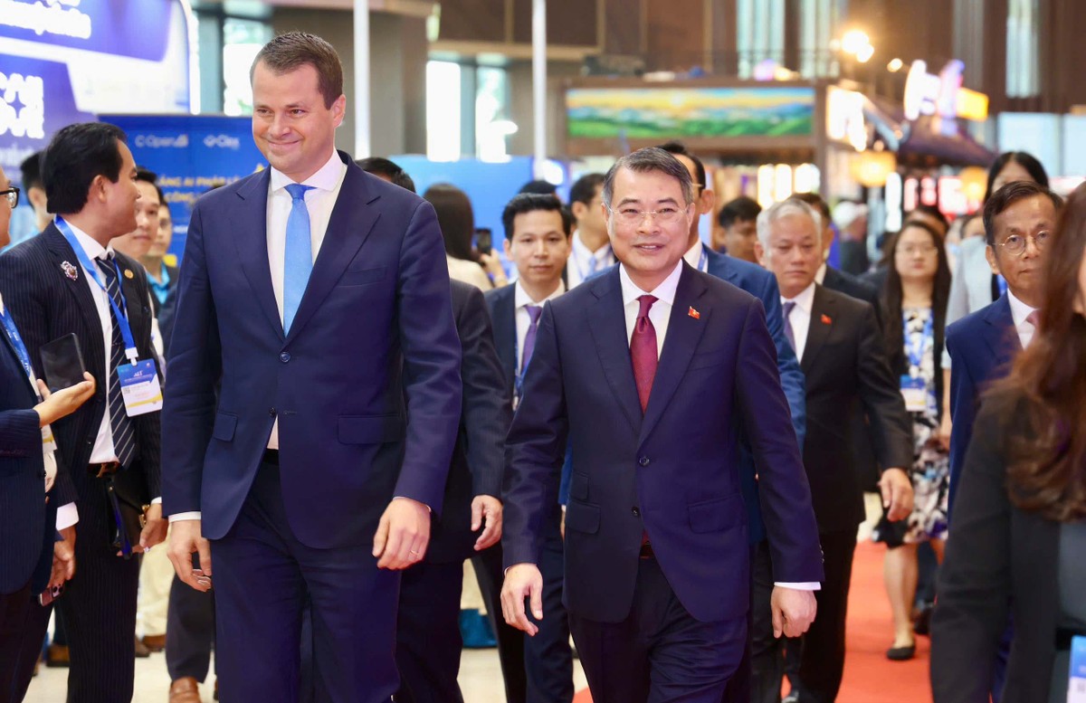 Thủ tướng Lê Minh Hưng tham dự Diễn đàn kinh tế Mùa thu 2026 tại TP.HCM. Thủ tướng Lê Minh Hưng tham dự Diễn đàn kinh tế Mùa thu 2026 tại TP.HCM.