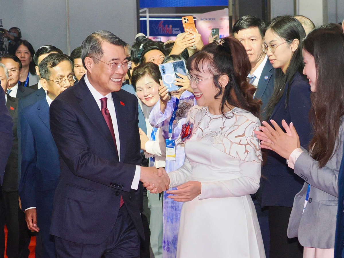 Thủ tướng Lê Minh Hưng bắt tay bà Nguyễn Thị Phương Thảo, Chủ tịch Sovico và Vietjet tại AEF 2026. Thủ tướng Lê Minh Hưng bắt tay bà Nguyễn Thị Phương Thảo, Chủ tịch Sovico và Vietjet tại AEF 2026.