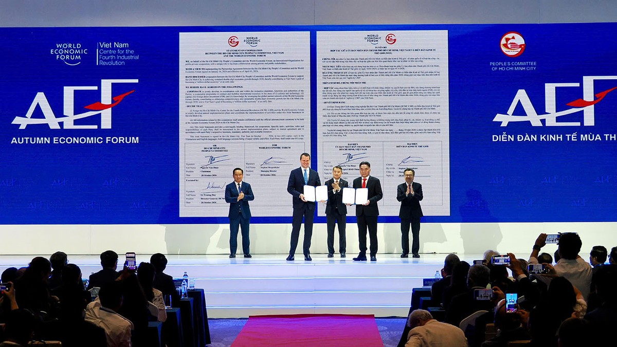 Thủ tướng Chính phủ Lê Minh Hưng chứng kiến Phó Chủ tịch Thường trực UBND TP.HCM Nguyễn Lộc Hà và Giám đốc điều hành Diễn đàn Kinh tế Thế giới (WEF) Stephan Mergenthaler trao văn kiện hợp tác chiến lược giữa TPHCM và WEF, tại Diễn đàn Kinh tế Mùa thu năm 2026, sáng 28/10, tại TP.HCM. Thủ tướng Chính phủ Lê Minh Hưng chứng kiến Phó Chủ tịch Thường trực UBND TP.HCM Nguyễn Lộc Hà và Giám đốc điều hành Diễn đàn Kinh tế Thế giới (WEF) Stephan Mergenthaler trao văn kiện hợp tác chiến lược giữa TPHCM và WEF, tại Diễn đàn Kinh tế Mùa thu năm 2026, sáng 28/10, tại TP.HCM.