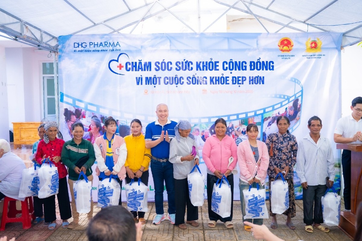 Đại diện DHG Pharma trao những phần quà đến trẻ em và người dân địa phương, gửi gắm sự quan tâm bên cạnh hoạt động khám bệnh.