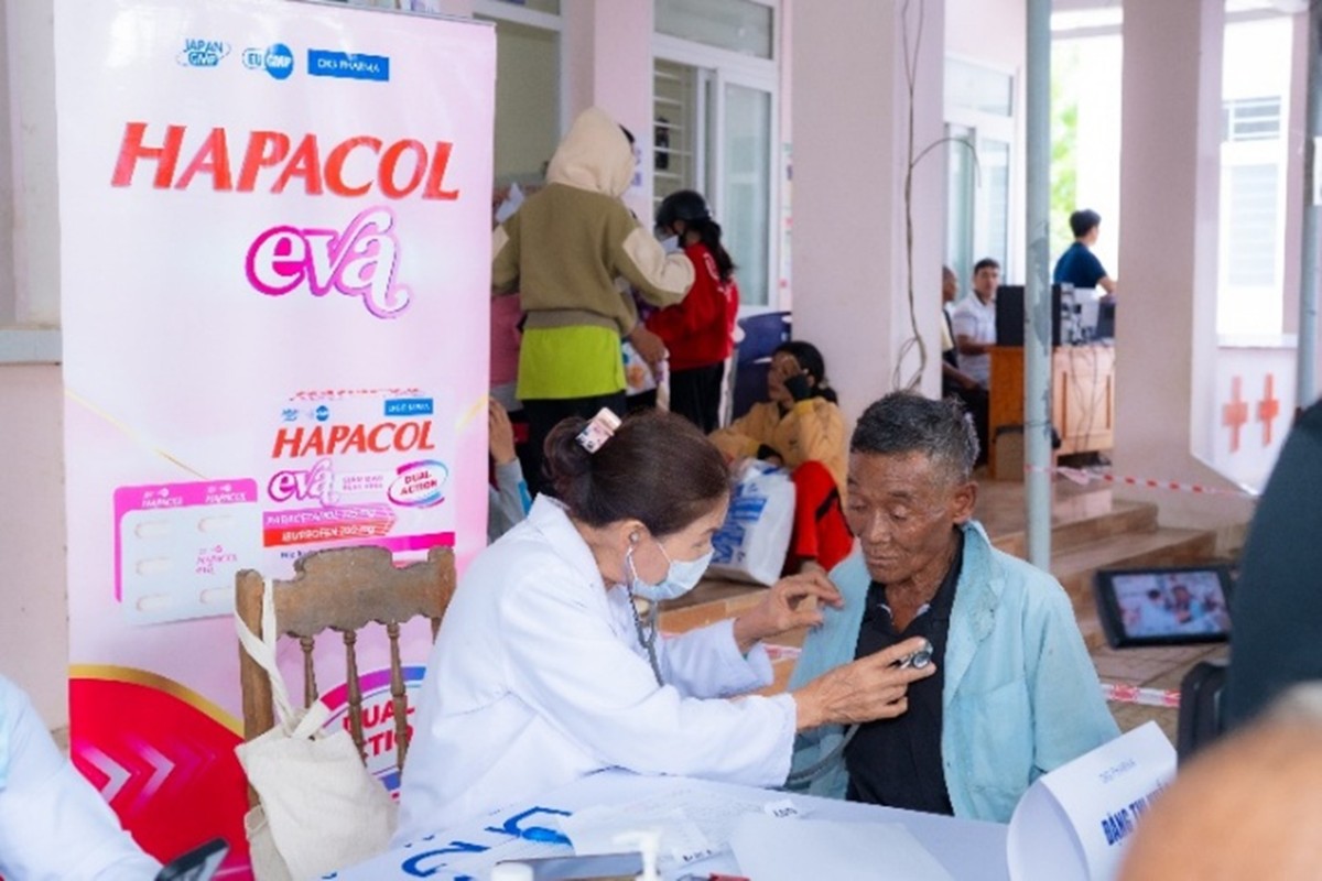 Trong chương trình, những người cao tuổi được bác sĩ kiểm tra sức khỏe và giải đáp những lo lắng về bệnh tật. Bác sĩ lắng nghe triệu chứng, khai thác tiền sử bệnh và thăm khám để có hướng xử trí phù hợp cho từng người.