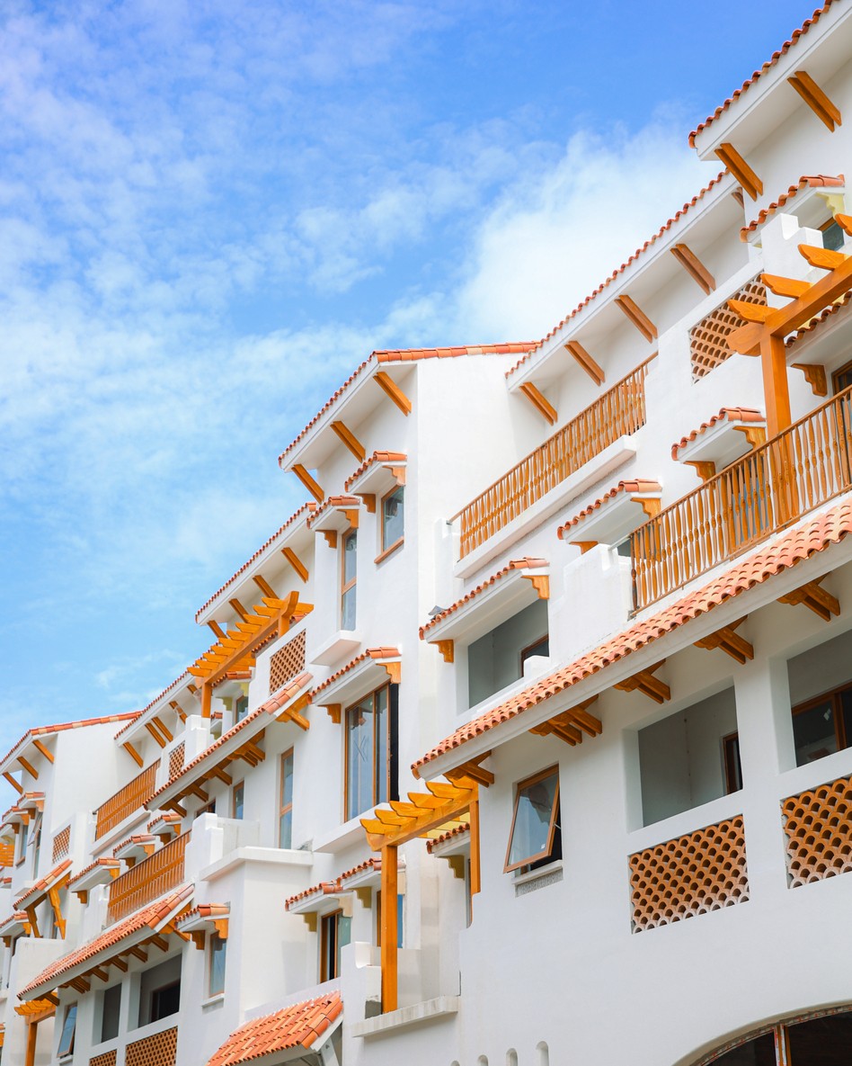 Ông Lê Văn Thiết chia sẻ, giai đoạn nước rút cũng là lúc công trường đối mặt với không ít trở ngại do đúng vào mùa mưa thất thường ở phía Nam. Với các căn biệt thự, liền kề ven biển, công đoạn sơn ngoại thất đòi hỏi sự tỉ mỉ hơn khi phải thực hiện từ 5–7 lớp sơn để thích ứng với khí hậu, tạo chuẩn hiệu ứng giả cổ, tái hiện đúng sắc màu kiến trúc Địa Trung Hải. Mỗi lớp sơn cần đủ khô mới có thể tiếp tục thi công. Các đội thợ vì thế phải tranh thủ từng khoảng nắng, “chạy đua” cùng thời tiết nhằm bảo đảm chất lượng từng căn nhà. Ảnh: Trần Đức Vĩnh Lân