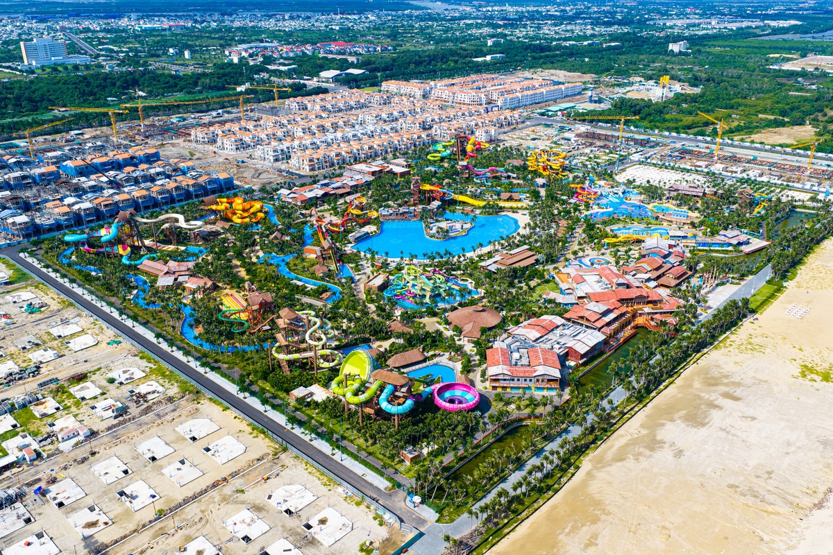 Với vị trí đắc địa tiếp giáp trục đường Hàng Điều và kế cận công viên nước Sun World Vung Tau đã đi vào vận hành, những chủ nhân sắp nhận bàn giao nhà phố, biệt thự tại Blanca City sẽ là những cư dân và nhà đầu tư tiên phong hưởng trọn hệ giá trị vượt trội: vừa đón đầu nhịp sống sầm uất, sôi động của đô thị biển, vừa tối ưu hóa tiềm năng kinh doanh, thương mại ngay khi nhận nhà. Ảnh: Ánh Dương