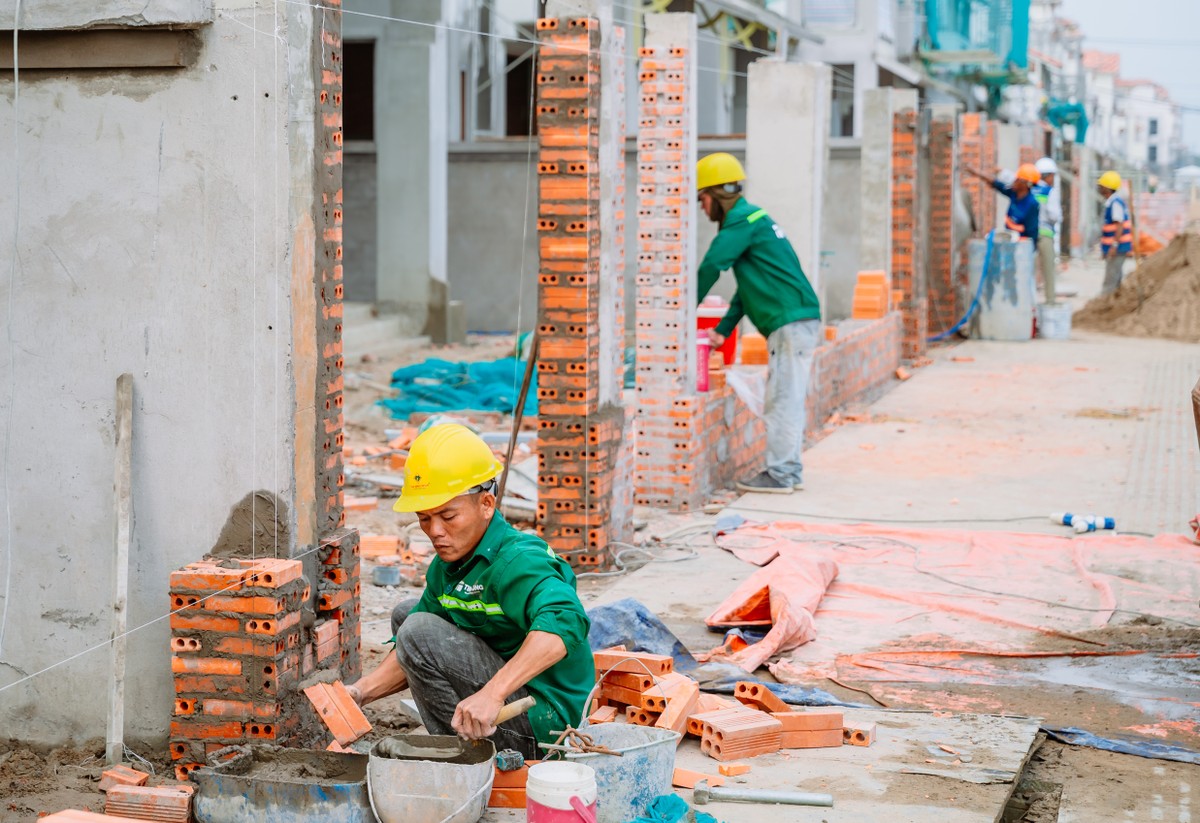 Giai đoạn cuối năm 2026, Blanca City tiếp tục tăng tốc hoàn thiện khối lượng công việc còn lại của phân khu thấp tầng, nỗ lực cán đích bàn giao đúng tiến độ vào tháng 12/2026. Ảnh: Ánh Dương