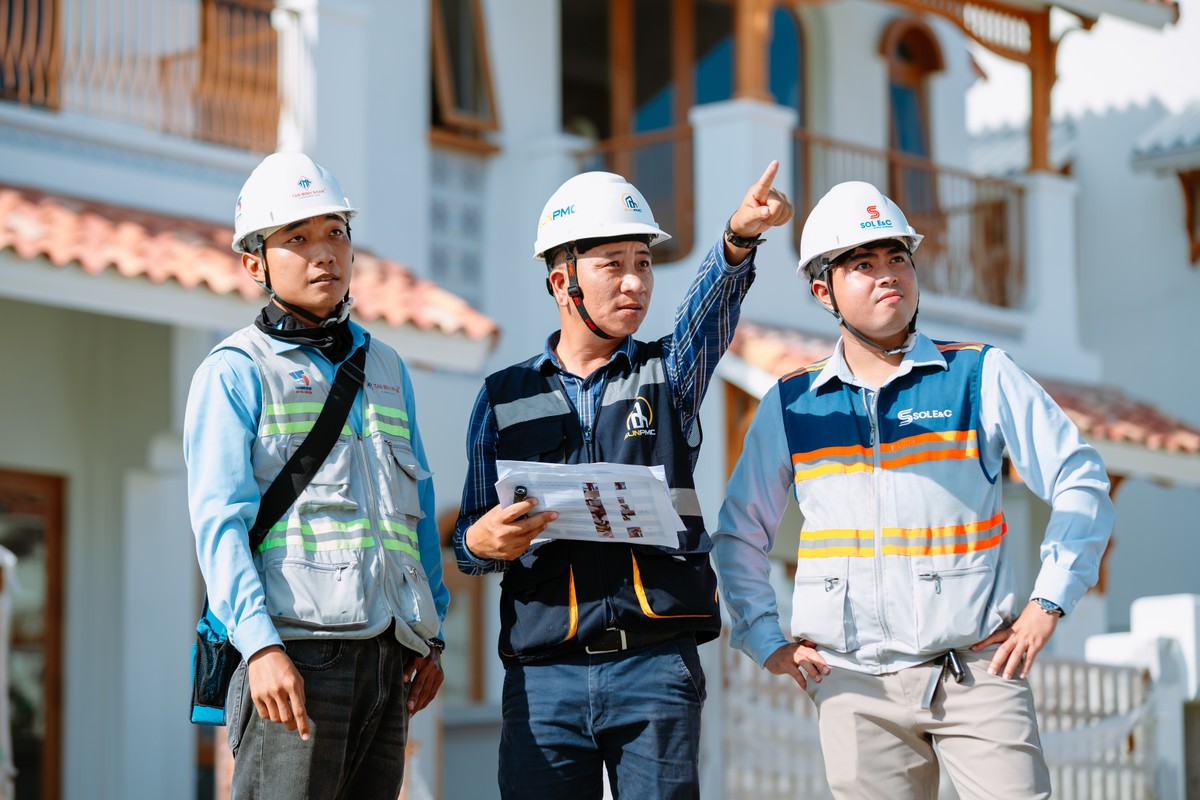 Theo ông Lê Văn Thiết, Giám sát chính xây dựng phân khu thấp tầng Blanca City, hơn 50% sản phẩm thấp tầng, gồm biệt thự đơn lập, song lập Casa Villa và nhà phố Casa Townhouse, đã hoàn thiện. “Để về đích đúng hẹn, chúng tôi tổ chức thành nhiều mũi thi công đồng thời, với nhân công có thời điểm lên tới 2.000 người.” - Ông Lê Văn Thiết, nhấn mạnh. Ảnh: Ánh Dương