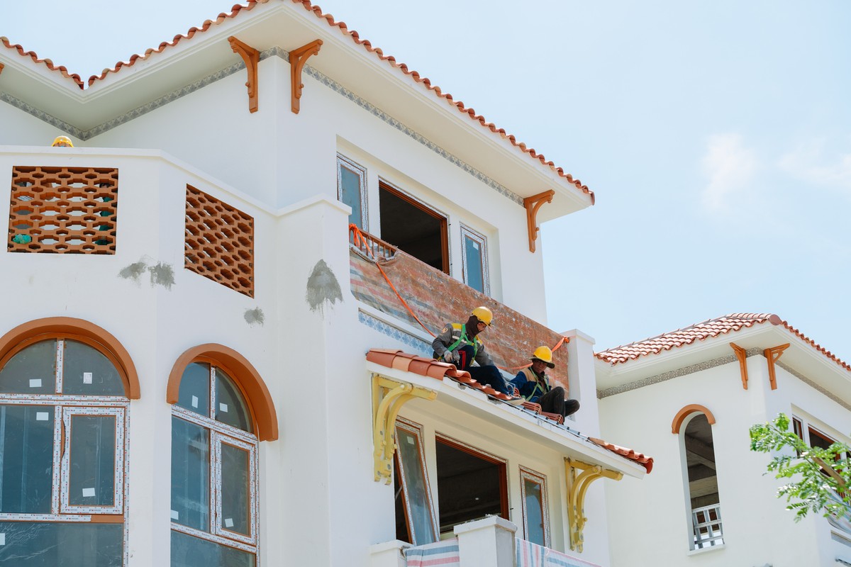 Trên công trường, hàng nghìn cán bộ nhân viên, kỹ sư, công nhân đang tập trung cao độ hối hả hoàn thiện các căn nhà cuối cùng: sơn trát mặt ngoài, dọn dẹp vệ sinh công nghiệp,… Ảnh: Ánh Dương