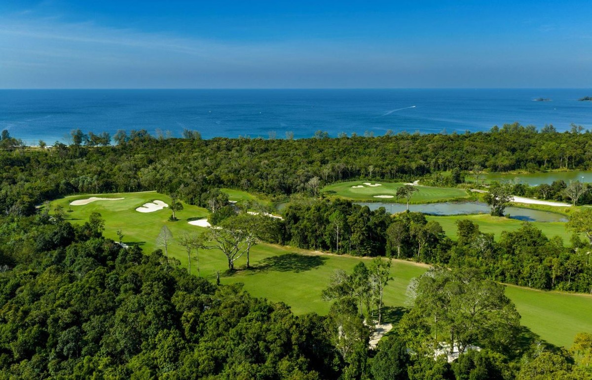 Eschuri Vung Bau Golf tạo dấu ấn với hành trình “lên rừng – xuống biển”, đưa golfer từ không gian rừng nhiệt đới tới những fairway mở hướng ra biển Phú Quốc. Eschuri Vung Bau Golf tạo dấu ấn với hành trình “lên rừng – xuống biển”, đưa golfer từ không gian rừng nhiệt đới tới những fairway mở hướng ra biển Phú Quốc.