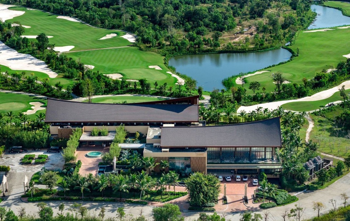 Clubhouse Eschuri Vung Bau Golf được phát triển theo tinh thần “smart luxury”, kết hợp kiến trúc đương đại với những chi tiết gợi nhắc văn hóa Việt Nam. Clubhouse Eschuri Vung Bau Golf được phát triển theo tinh thần “smart luxury”, kết hợp kiến trúc đương đại với những chi tiết gợi nhắc văn hóa Việt Nam.